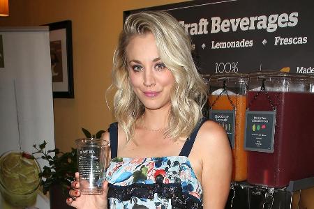 Ihre Liebe zu Wein brachte Kaley Cuoco am Flughafen in eine unangenehme Situation Ihre Liebe zu Wein brachte Kaley Cuoco am Flughafen in eine unangenehme Situation
