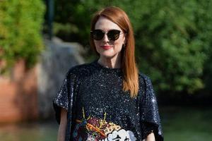 Mutig! Julianne Moore im Comic-Minikleid