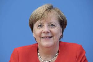 Angela Merkel will eine eigene Talkshow moderieren