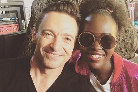 Aneinander gelehnt strahlen Hugh Jackman und Lupita Nyong'o beim Global Citizen Festival in die Kamera Aneinander gelehnt strahlen Hugh Jackman und Lupita Nyong'o beim Global Citizen Festival in die Kamera