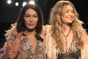 Ups! Gigi Hadid verliert Schuh auf dem Catwalk