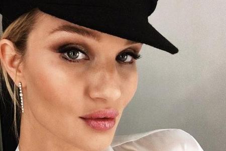 Für ihre Selfies braucht Model Rosie Huntington-Whiteley mehrere Anläufe Für ihre Selfies braucht Model Rosie Huntington-Whiteley mehrere Anläufe