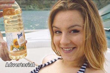 Johanna hat es geschafft, einen Werbespot für REWE kostenlos auf einer Yacht zu drehen Johanna hat es geschafft, einen Werbespot für REWE kostenlos auf einer Yacht zu drehen