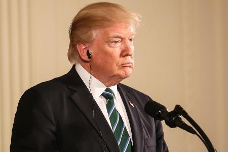 Ernüchterung bei Donald Trump: Das Präsidenten-Dasein hat er sich wohl irgendwie anders vorgestellt... Ernüchterung bei Donald Trump: Das Präsidenten-Dasein hat er sich wohl irgendwie anders vorgestellt...