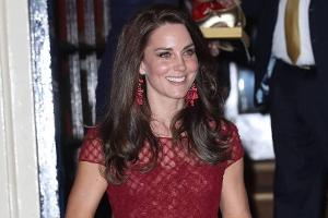 Herzogin Kate bezaubert als glamouröse Lady in Red