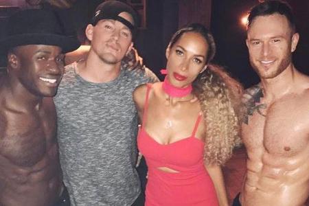 Geburtstagskind Leona Lewis fühlt sich zwischen Channing Tatum und den beiden Strippern sichtlich wohl Geburtstagskind Leona Lewis fühlt sich zwischen Channing Tatum und den beiden Strippern sichtlich wohl