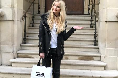 Anna Hiltrop in Paris vor dem Head Office von Karl Lagerfeld