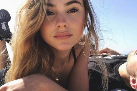 So ganz kann Stefanie Giesinger das Modeln wohl nie vergessen - auch am Strand werden fleißig Fotos gemacht So ganz kann Stefanie Giesinger das Modeln wohl nie vergessen - auch am Strand werden fleißig Fotos gemacht