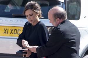 Victoria Beckham: Nicht mal ein Orden lässt sie lächeln