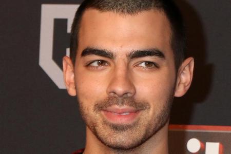 Seine Freundin trägt eine Kette mit Joe Jonas' Anfangsbuchstaben Seine Freundin trägt eine Kette mit Joe Jonas' Anfangsbuchstaben