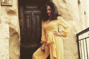 Nazan Eckes bringt mit ihrem Jumpsuit die 70er zurück