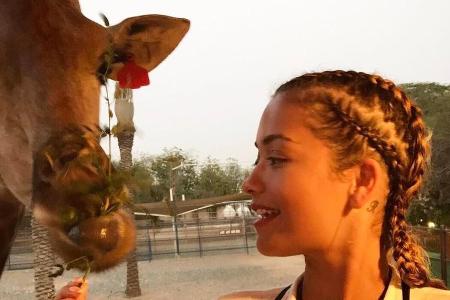 Rita Ora auf Tuchfühlung mit einer Giraffe Rita Ora auf Tuchfühlung mit einer Giraffe