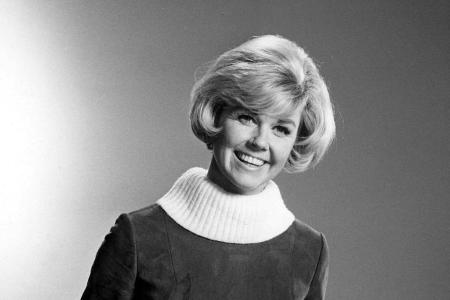Herzlichen Glückwunsch! Doris Day beim Tranchieren eines Truthahns - vor vielen, vielen Jahren Herzlichen Glückwunsch! Doris Day beim Tranchieren eines Truthahns - vor vielen, vielen Jahren