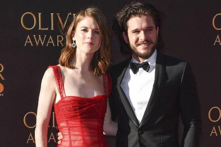 Rose Leslie und Kit Harington mit strahlend guter Laune auf dem roten Teppich der Olivier Awards Rose Leslie und Kit Harington mit strahlend guter Laune auf dem roten Teppich der Olivier Awards