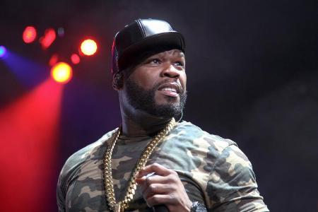 50 Cent macht auch vor Frauen nicht Halt und schlug jetzt einen weiblichen Fan 50 Cent macht auch vor Frauen nicht Halt und schlug jetzt einen weiblichen Fan