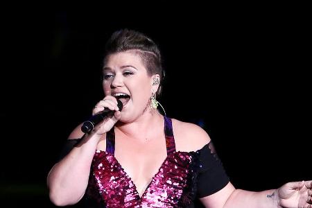 Auch Kelly Clarkson singt ab und zu einen schiefen Ton Auch Kelly Clarkson singt ab und zu einen schiefen Ton