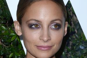 Nicole Richie bekommt einen High-Five... mitten ins Gesicht
