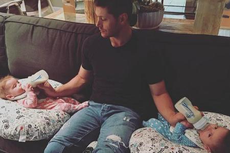 Ironie des Schicksals - die Fernbedienung griffbereit, doch Jensen Ackles hat keine Hand frei Ironie des Schicksals - die Fernbedienung griffbereit, doch Jensen Ackles hat keine Hand frei