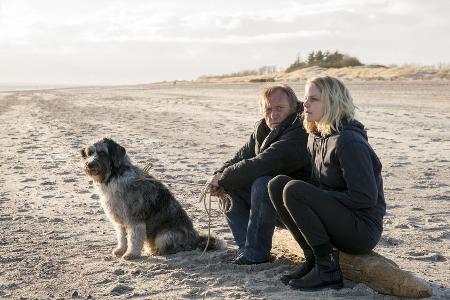 Bei seinen Ermittlungen auf einer Nordseeinsel im Wattenmeer begegnet Matula der jungen Helen Petersen (Sinja Dieks), die eb...