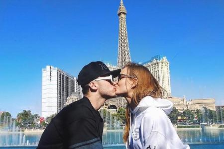 Romantisch: Model Josephine Skriver und ihr Freund küssen sich in Las Vegas Romantisch: Model Josephine Skriver und ihr Freund küssen sich in Las Vegas