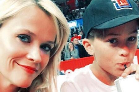 Reese Witherspoon mit ihrem Sohn Deacon Reese Phillippe bei einem Basketballspiel Reese Witherspoon mit ihrem Sohn Deacon Reese Phillippe bei einem Basketballspiel