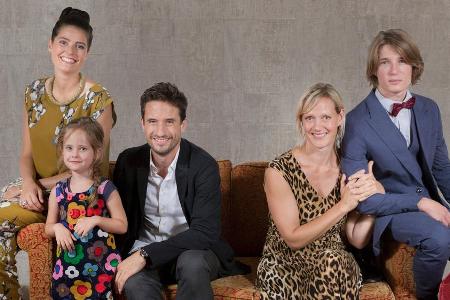 Familie Busche: Katrin (Anna Schudt, 2.v.r.), ihr Sohn Eric (Sven Gielnik), ihr Ex-Mann Daniel (Oliver Mommsen) und seine ne...