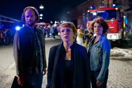Die Ermittlungen beginnen in der Nacht: Kommissar Sebastian Fleischer (Andreas Leopold Schad), Hauptkommissarin Paula Ringel...