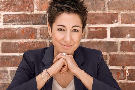 Dunja Hayali präsentiert ab Juli die dritte Staffel ihres Talkmagazins Dunja Hayali präsentiert ab Juli die dritte Staffel ihres Talkmagazins