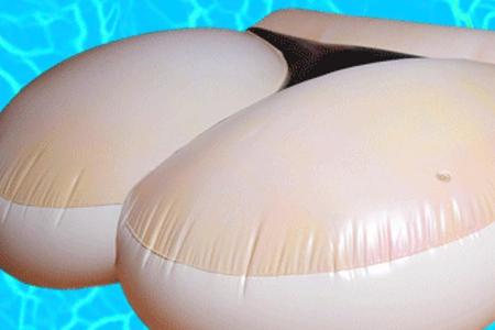 So sieht Kim Kardashians Hintern als Luftmatratze aus. Doch wie groß ist der Po-Pool?