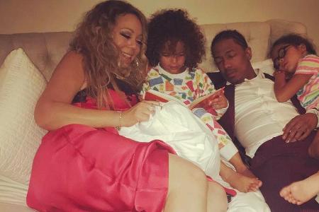Mariah Carey hat es sich mit ihrer Familie auf dem Bett gemütlich gemacht Mariah Carey hat es sich mit ihrer Familie auf dem Bett gemütlich gemacht