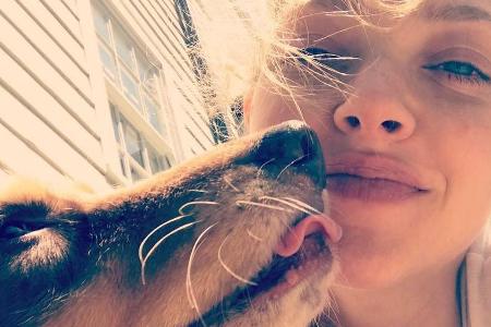 Amanda Seyfried lässt sich von ihrem Hund Finn gerne abknutschen Amanda Seyfried lässt sich von ihrem Hund Finn gerne abknutschen