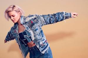 Anne-Marie: "Ich hatte einfach Lust auf ein Nippelpiercing"