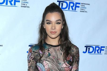 Fantasievoll und sexy: Hailee Steinfeld im Minikleid Fantasievoll und sexy: Hailee Steinfeld im Minikleid