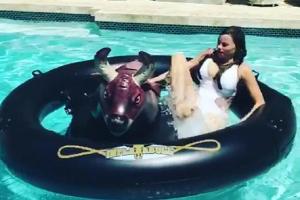 Platsch! So putzig scheitert Sofia Vergara beim Bullenreiten