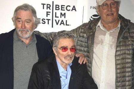 Schauspieler Burt Reynolds zwischen Hollywood-Kollege und Tribeca-Gastgeber Robert De Niro (l.) und Komiker Chevy Chase Schauspieler Burt Reynolds zwischen Hollywood-Kollege und Tribeca-Gastgeber Robert De Niro (l.) und Komiker Chevy Chase