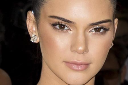 Kendall Jenner hat mit ihrem Werbespot für Pepsi jede Menge Unmut auf sich gezogen Kendall Jenner hat mit ihrem Werbespot für Pepsi jede Menge Unmut auf sich gezogen