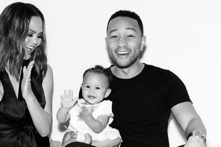Die vermutlich süßeste Familie Hollywoods: Chrissy Teigen mit Töchterchen Luna und Ehegatte John Legend Die vermutlich süßeste Familie Hollywoods: Chrissy Teigen mit Töchterchen Luna und Ehegatte John Legend