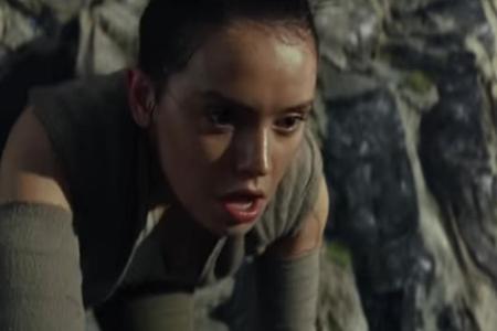 Daisy Ridley als Rey im ersten Daisy Ridley als Rey im ersten