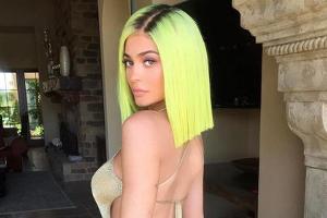 Kylie Jenner überrascht zum Coachella mit neuer Neon-Frisur