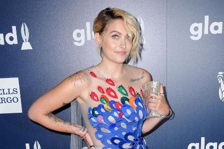 Paris Jackson zeigt bei den GLAAD Media Awards, dass sie sich keineswegs für ihren Körper schämen muss Paris Jackson zeigt bei den GLAAD Media Awards, dass sie sich keineswegs für ihren Körper schämen muss