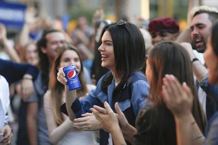 Reiht sich in eine lange Liste von Stars ein, die für Pepsi Werbung gemacht haben: Kendall Jenner Reiht sich in eine lange Liste von Stars ein, die für Pepsi Werbung gemacht haben: Kendall Jenner