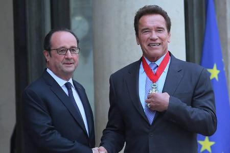 Arnold Schwarzenegger wurde von Francois Hollande ausgezeichnet Arnold Schwarzenegger wurde von Francois Hollande ausgezeichnet