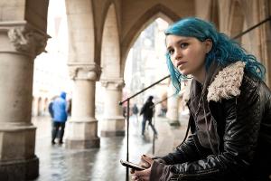 Janina Fautz: Wer ist das Mädchen mit den blauen Haaren?