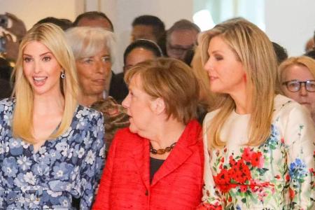 Blümchen sind in: Ivanka Trump (v.l.), Angela Merkel und Königin Máxima scherzen am Dienstag in Berlin Blümchen sind in: Ivanka Trump (v.l.), Angela Merkel und Königin Máxima scherzen am Dienstag in Berlin