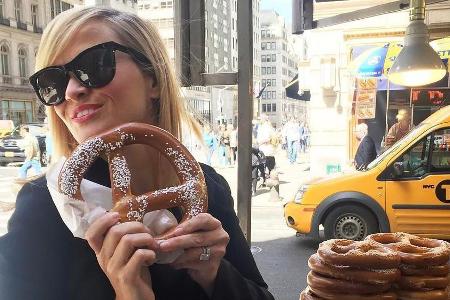 Reese Witherspoon kann von Brezeln offensichtlich gar nicht genug bekommen Reese Witherspoon kann von Brezeln offensichtlich gar nicht genug bekommen