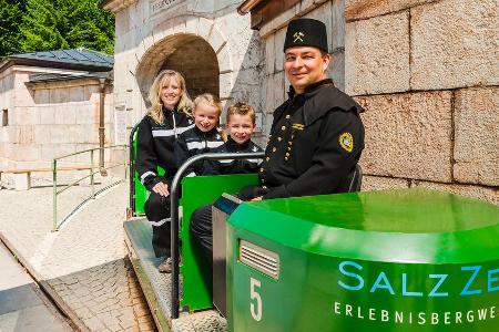 Mit einem kleinen Zug fahren die Besucher hinein in den Berg Mit einem kleinen Zug fahren die Besucher hinein in den Berg
