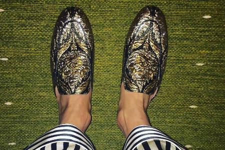 Das britische It-Girl Alexa Chung hat die Backless Slipper in der edlen Brokat-Variante bereits für sich entdeckt