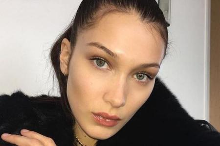 Bella Hadid hat in einem Interview offen über ihre Gefühle zu Schwester Gigi gesprochen Bella Hadid hat in einem Interview offen über ihre Gefühle zu Schwester Gigi gesprochen