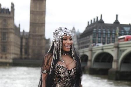 Pietätlos? Fans kritisieren die Musikvideo-Szenen von Nicki Minaj an der Westminster Bridge - dem Ort des Terroranschlags vo... Pietätlos? Fans kritisieren die Musikvideo-Szenen von Nicki Minaj an der Westminster Bridge - dem Ort des Terroranschlags vo...