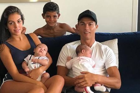 So berühmt und doch so normal: Christiano entspannt mit seiner Familie auf der Couch So berühmt und doch so normal: Christiano entspannt mit seiner Familie auf der Couch